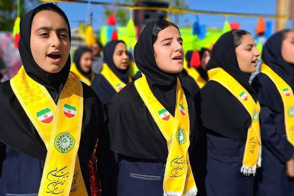 طنین زنگ انقلاب در مدرسه فرزانگان شهرستان باشت
