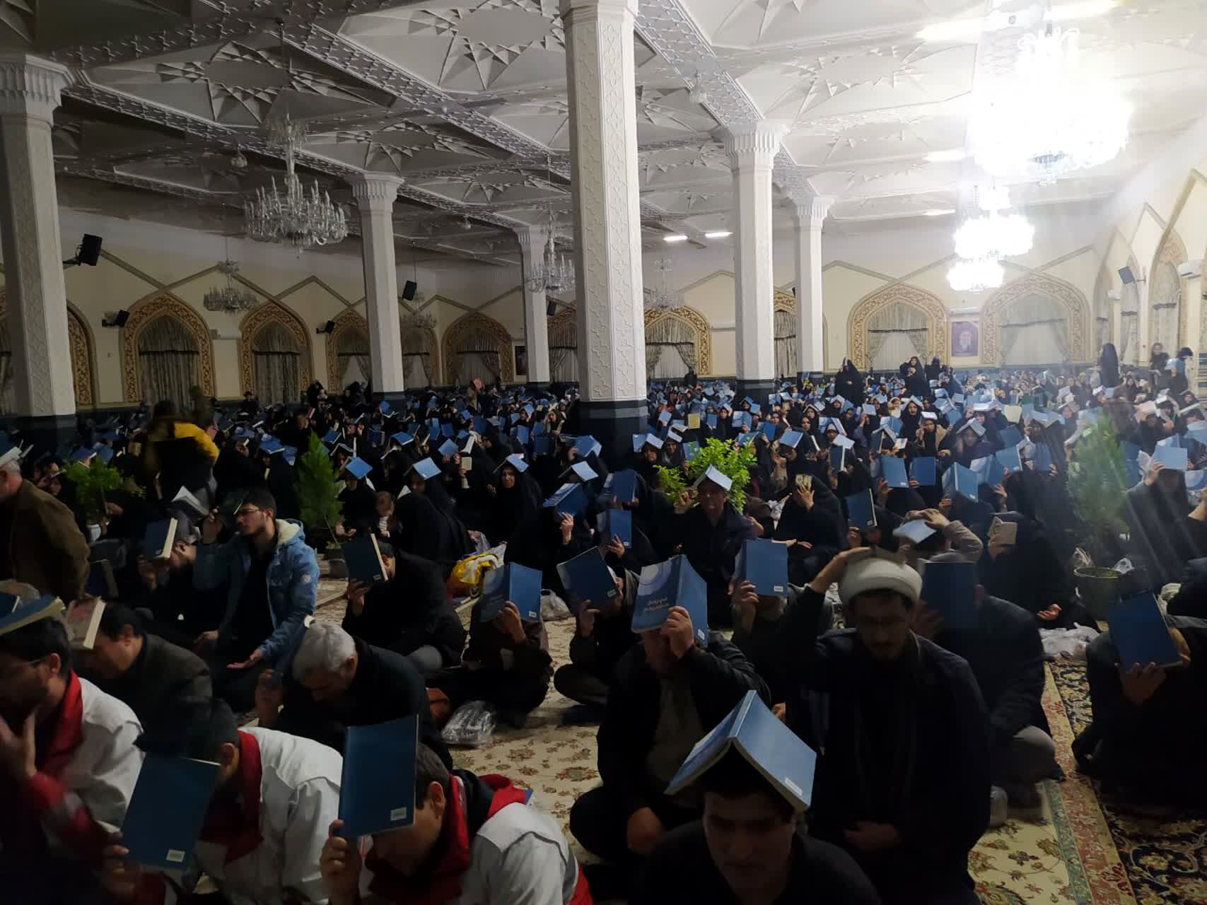 مردم کاشمر در زیارتگاه شهید مدرس قرآن بر سر گرفتند