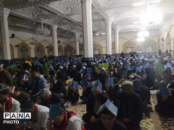مردم کاشمر در زیارتگاه شهید مدرس قرآن بر سر گرفتند