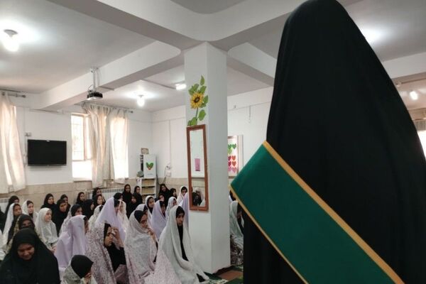 اقامه نماز جماعت در دبیرستان شهید مجید دهنوی نیشابور