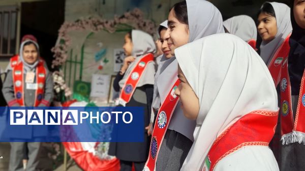 جشنی به رنگ پرچم ایران در دبستان نیایش 