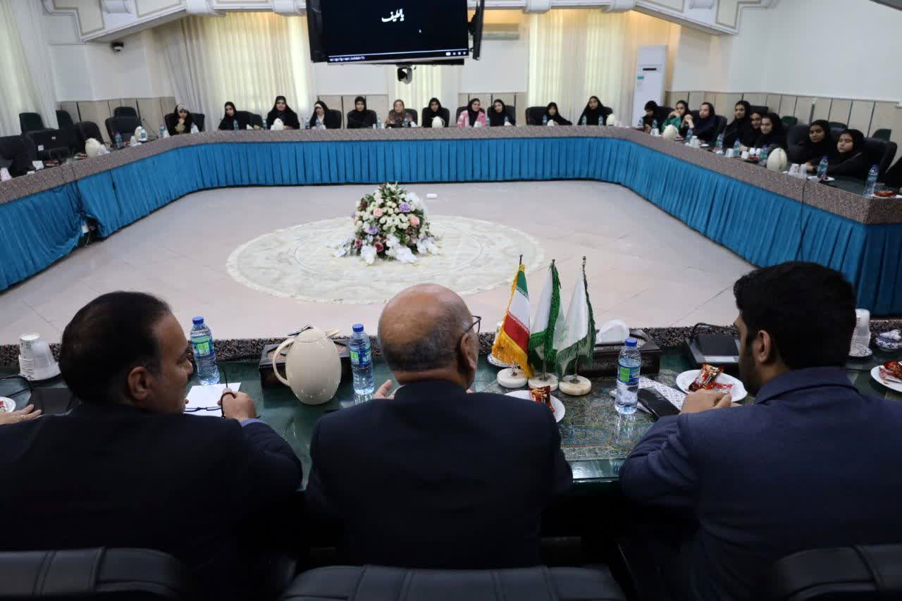 دیدار جمعی از تشکل‌های دانش‌آموزی یزد با مدیرکل آموزش‌ و پرورش