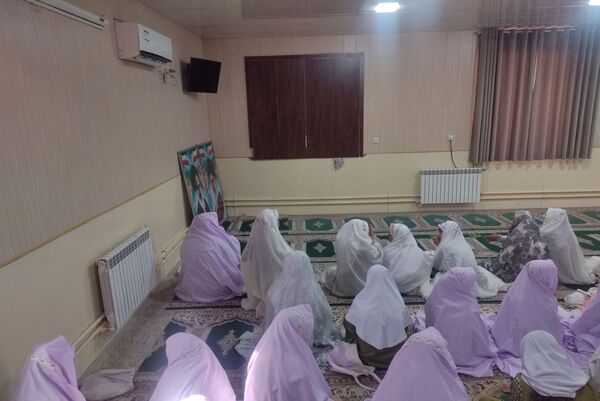 نماز جماعت ظهر و عصر به امامت امام جمعه حاجی‌‌آباد