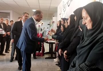 آیین غبار روبی و عطرافشانی مزار شهدا و تجلیل از معلمان سیستانی‌و‌بلوچستانی برگزار شد