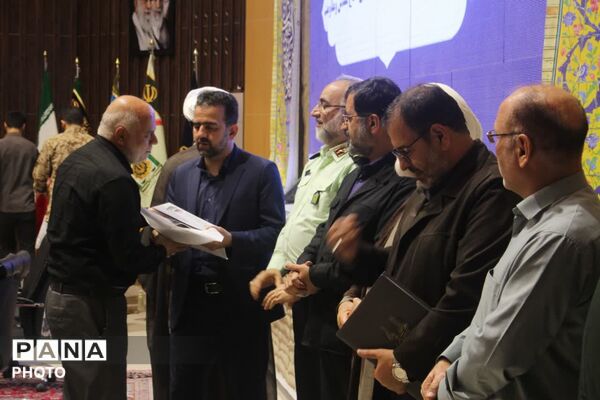رونمایی از نخستین جلد دانشنامه دفاع مقدس استان قم