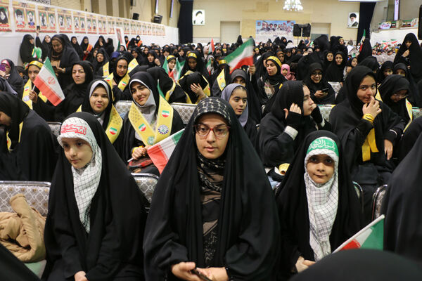 رونمایی کتاب «از مدرسه تا سنگر» در قم