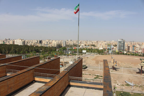 حضور گردشگران روز طبیعت در محوطه باغ‌موزه دفاع مقدس قم