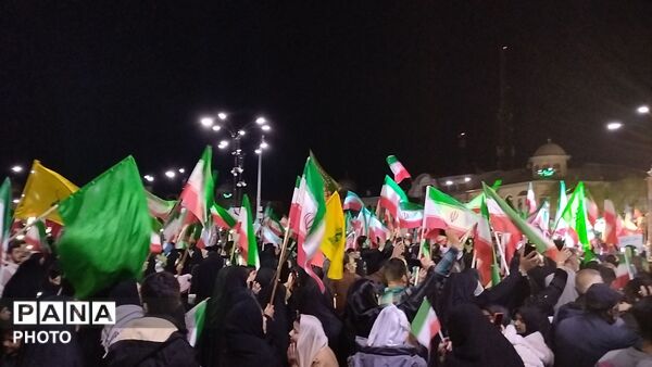 یک تجمع شلوغ با جواد قارایی