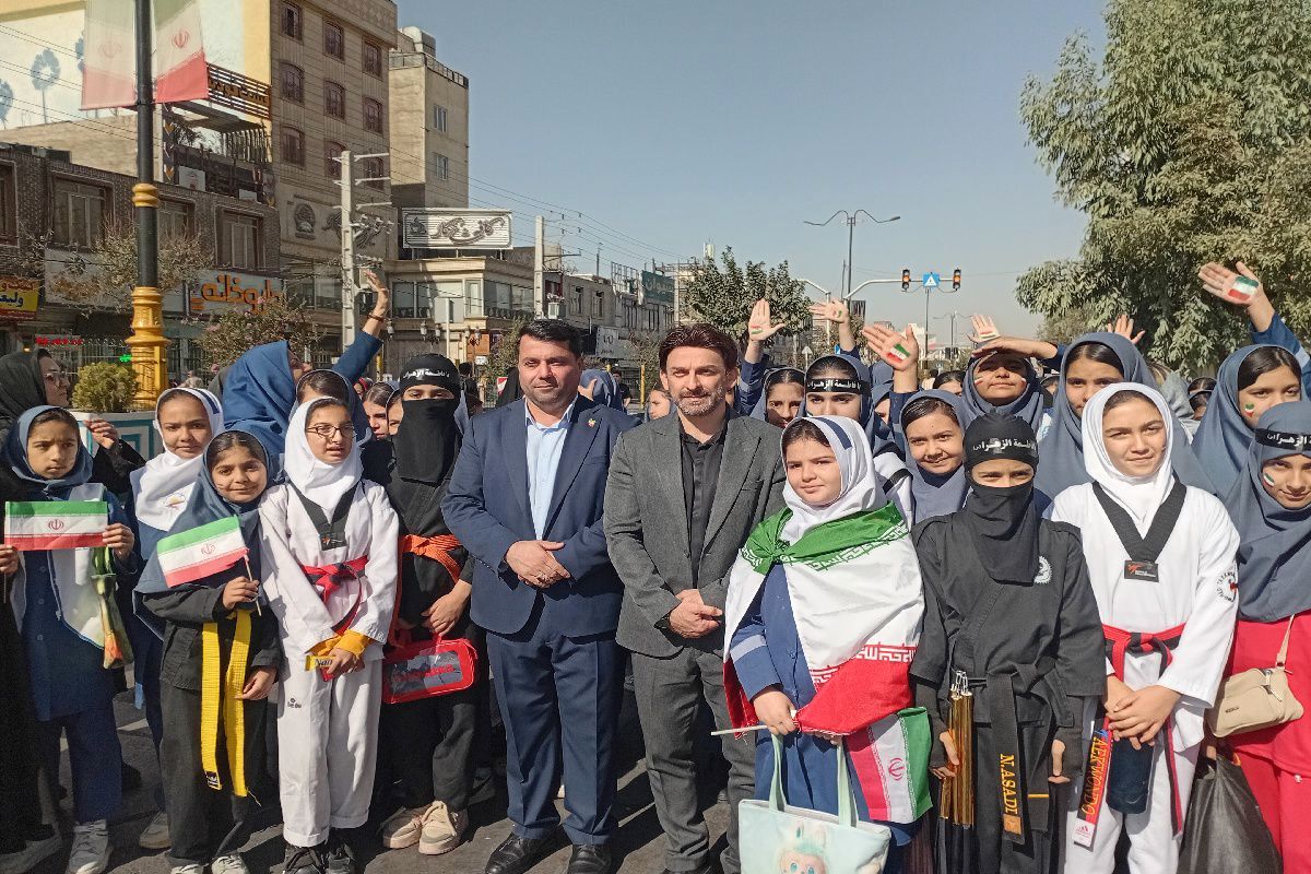 حماسه حضور دانش‌آموزان قرچکی در یوم الله ۱۳ آبان