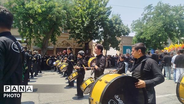 شور حسینی در خیابان های شهر؛عاشورا در قاب زنجیر زنان