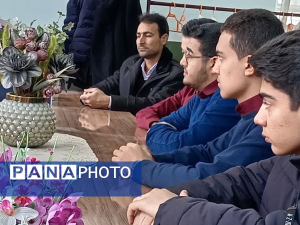 جلسه هم‌اندیشی اعضای شورای دانش‌آموزی دبیرستان نمونه آیت‌الله خامنه‌ای 