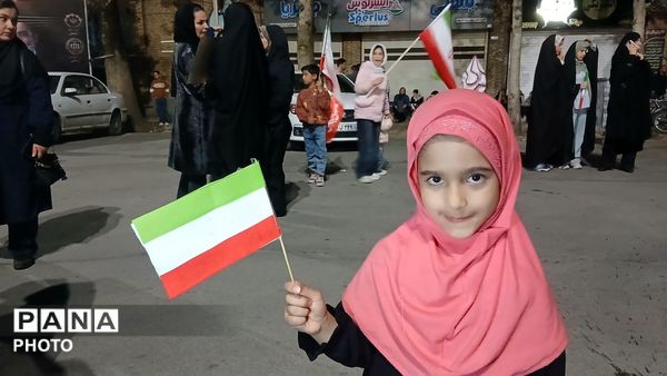 شصت‌وهشتمین شور وطن‌دوستی تویسرکانی‌ها در کفِ خیابان