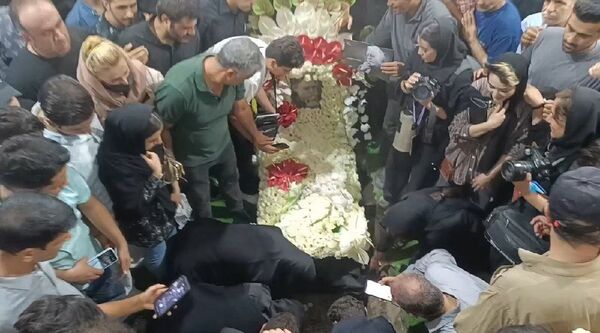 مراسم خاکسپاری استاد فرشچیان با حضور مسئولان ملی و کشوری در استان اصفهان