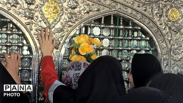 فارسان در جشن دهه کرامت؛ گردهمایی مردم در بارگاه امامزاده 