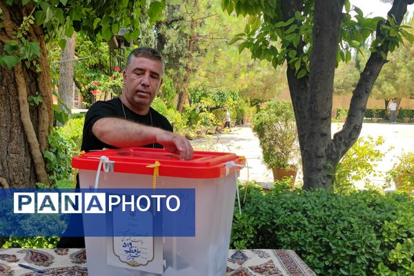 حضور پرشور مردم شیرازدرشعبه اخذ رأی حافظیه 