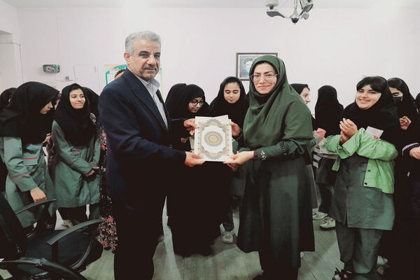 اجرای طرح مدرسه سبز ، انس با قرآن، اهدای کتاب به کتابخانه و تجلیل از فعالان دبیرستان رضوان شهرستان بوشهر