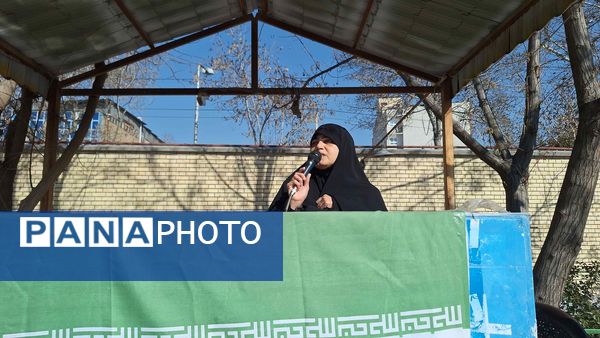 نواخته شدن زنگ انقلاب در دبستان شاهد حاج تقی آقابزرگ ناحیه یک مشهد