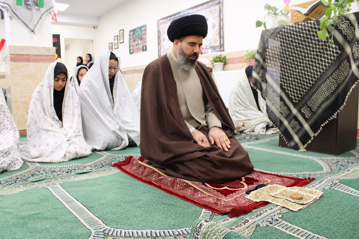 اقامه نماز جماعت در دبیرستان هجرانی پردیس به امامت امام جمعه شهرستان