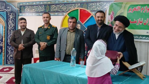 رزمایش اهدا لوازم التحریر به دانش‌آموزان نیازمند در محمودآباد