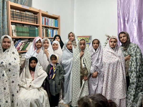 شور اعتکاف دختران و پسران بردسکن در یک صف معنوی