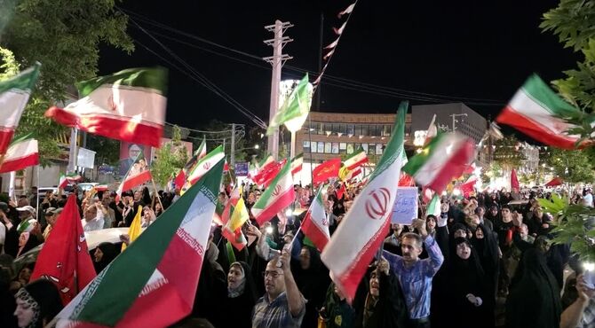 حماسه آفرینی مردم رجایی شهر در صد و یکمین شب از ایستادگی در سنگر خیابان 