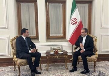 دیدار دستیار سیاست خارجی رئیس‌ جمهور آذربایجان با عراقچی