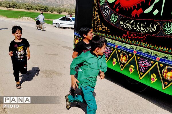 کاروان پیاده لردگان در مسیر کربلای حسینی از روستای سرسبز پل‌بریده عبور کرد