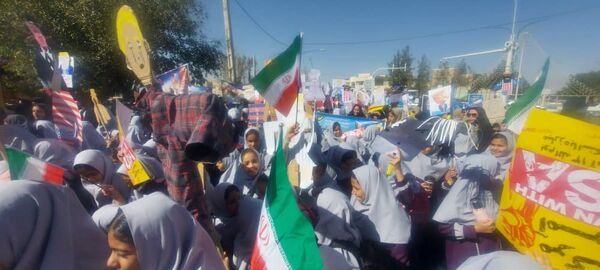 حضور پرشور دانش آموزان مدارس شهرستان خاتم در راهپیمایی ۱۳ آبان 