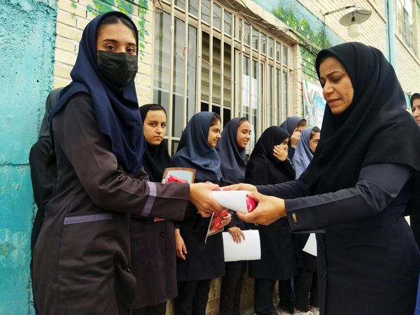 مراسم تجلیل از دانش آموزان جشنواره خوارزمی در دبیرستان عصمتیه 