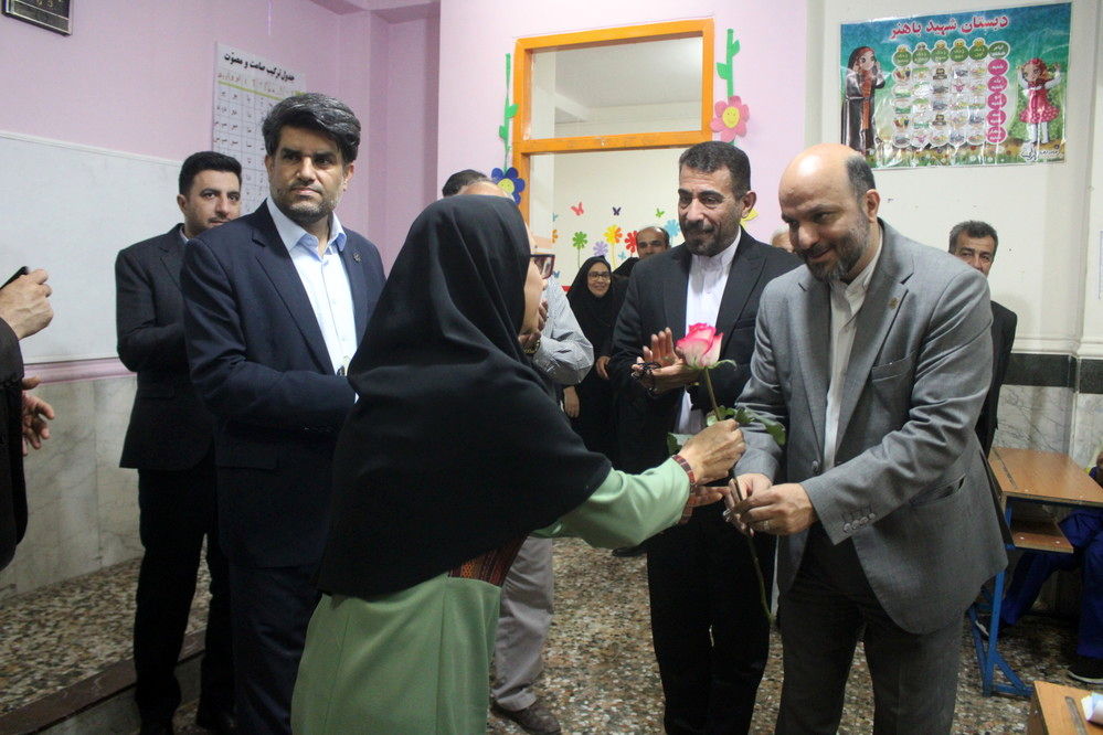 سپاس معلم در دبستان دخترانه شهید باهنر بوشهر 