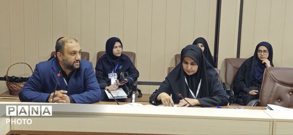 نشست هماهنگی دانش‌آموزان نخبه عکاس استان البرز با موضوعیت پویش «باید برخاست» 