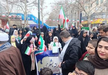 حضور پرشور دانش‌آموزان در راهپیمایی ۲۲ بهمن؛ جلوه‌ای از وحدت و همدلی ملت ایران