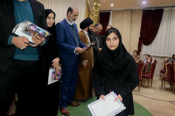 جشن فارغ‌التحصیلی دانش‌آموزان دختر بروجنی
