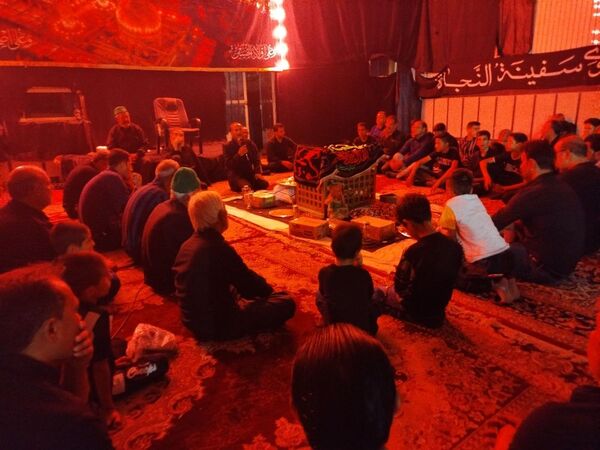 برپایی سفره حضرت رقیه(ص) در حسینه حسینی روستای رزق آباد شهرستان کاشمر