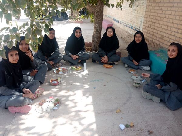 جشنواره غذای سالم در مدرسه حاج مهدی روحانی