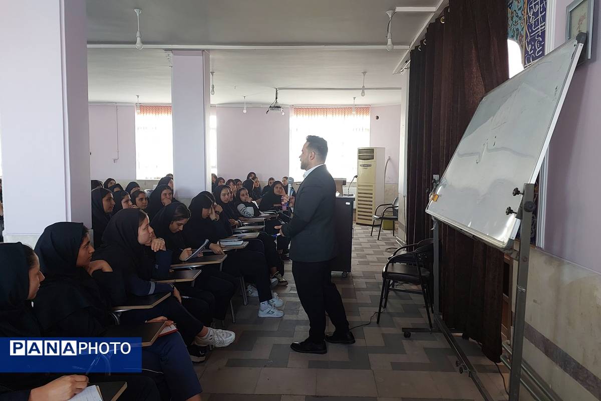 کارگاه خلاقیت در مطالعه و یادگیری در دبیرستان دستغیب ناحیه ۳ شیراز