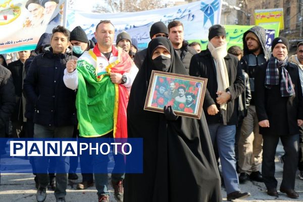 حضور گسترده کودکان و نوجوانان ارومیه‌ای در راهپیمایی ۲۲ بهمن