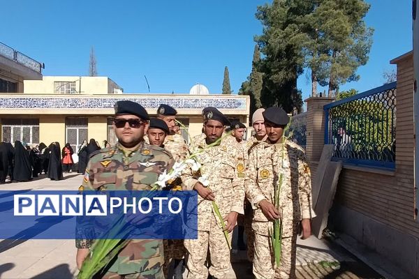 گل‌های سپاس بر مزار قهرمانان شیراز