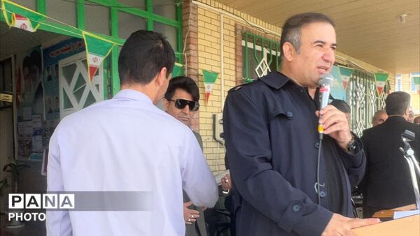 جشن تجلیل از دانش‌آموزان برتر امتحانات نوبت اول و مسابقات علمی در مدرسه تیزهوشان شهید بهشتی دهدشت
