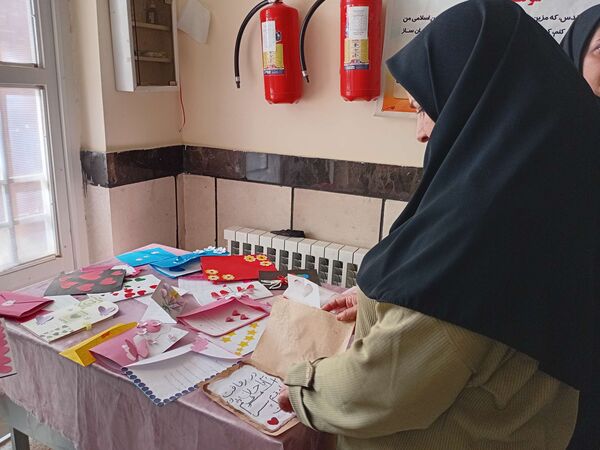 ساخت کارت پستال در هفته سلامت‌روان توسط دانش‌آموزان مدرسه مادرمهربان خلیل‌آباد