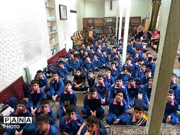 جشن آغاز سال تحصیلی و «روز پرچم» در مدرسه معراج منطقه ۱۰ تهران