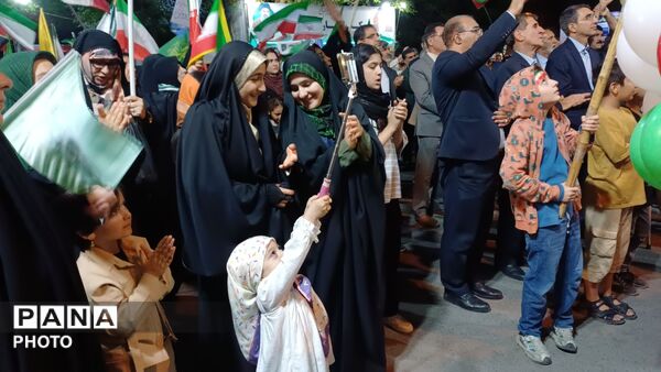 حضور دانش‌آموزان مدرسه دخترانه ریحانه در جشن عید غدیرخم