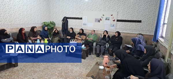 برگزاری کارگاه آموزشی بازی و یادگیری در جمع همکاران دبستان هیات امنایی ملاصدرا 