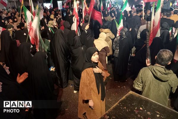 حضور مستمر و همدل مردم پردیس در تجمعات شبانه با وجود بارندگی