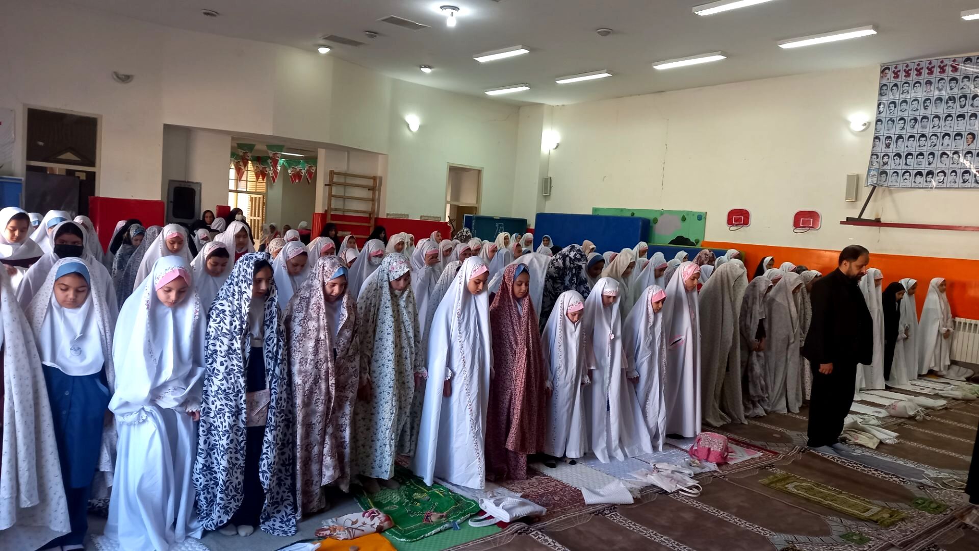 برگزاری نماز جماعت در دبستان زیور کاظمی شهرستان تفرش