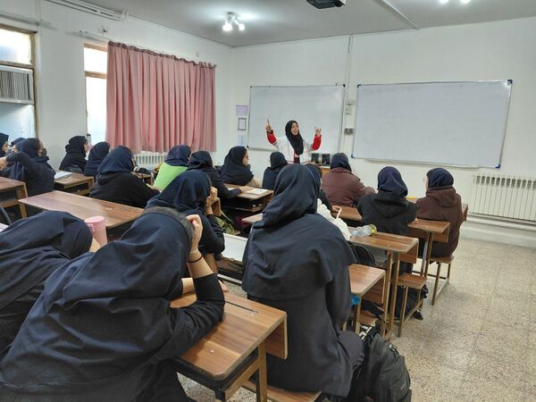 دوره‌های آموزشی مقابله با زلزله در دبیرستان علی افشارنژاد