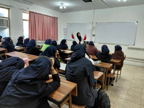 دوره‌های آموزشی مقابله با زلزله در دبیرستان علی افشارنژاد