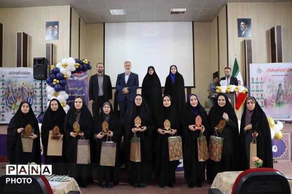 تجلیل از برگزیدگان آموزش ابتدایی در بهارستان یک