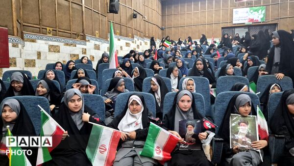 طنین سرود هزار نفری دانش‌آموزان مدارس شاهد در رثای رهبر شهید