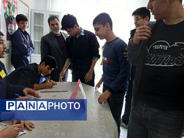  انتخابات شورای دانش‌آموزی در دبیرستان سما شهرستان کاشمر 